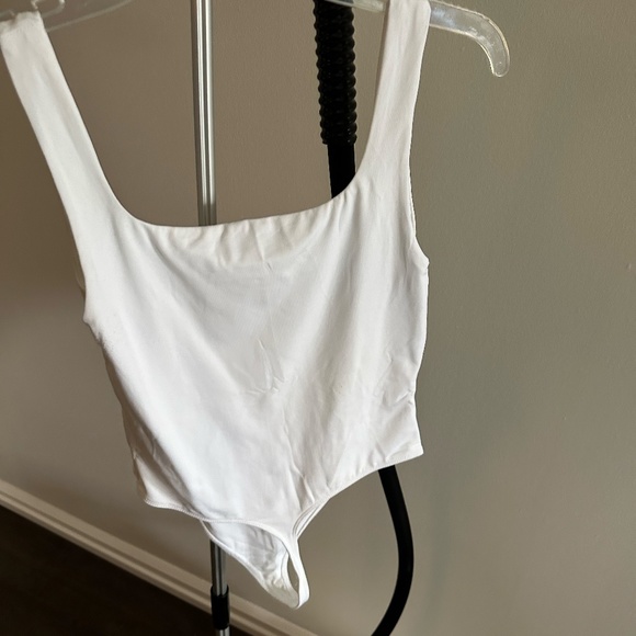 Aritzia White Fitted Sleeveless Bodysuit - Picture 4 of 4